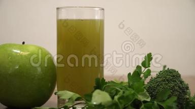 绿色蔬菜果汁。 健康饮食排毒果汁。